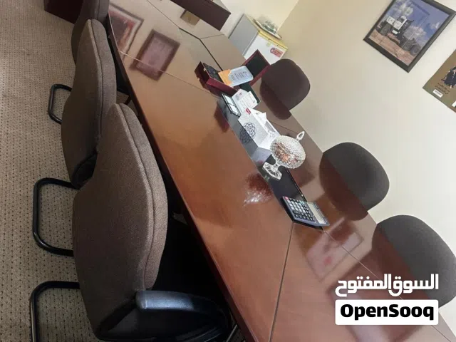 طاولة أجتماع مع كراسي بحالة جيدة(Meeting table with chairs)