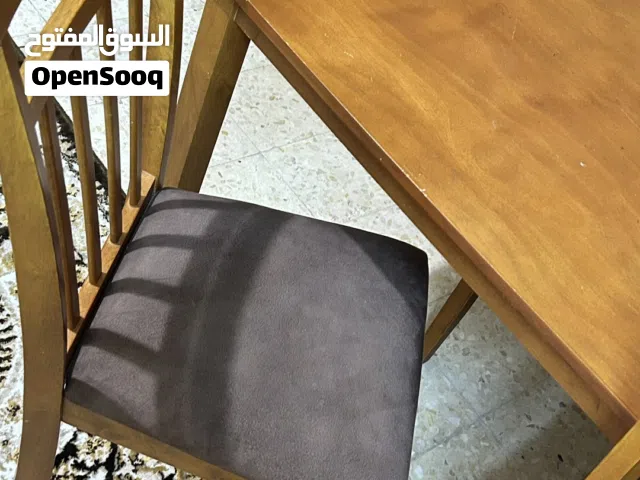 طاولة 4 كراسي  بحالة جيدة