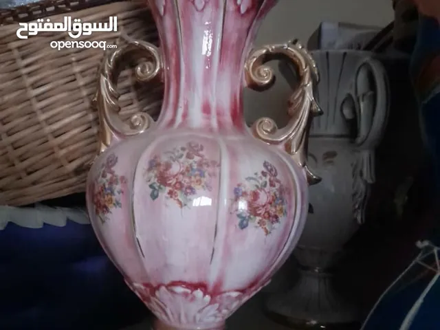 مزهرية كبيرة و قديمه للبيع