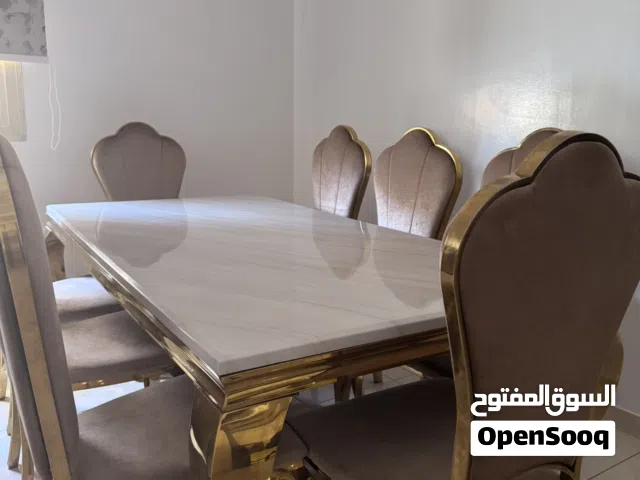 طاولة طعام ب ثمانیة کراسي