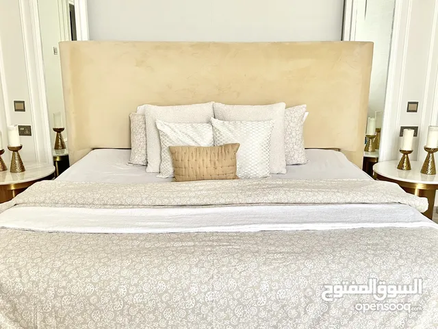 سرير مع طاولتين جانبيتين