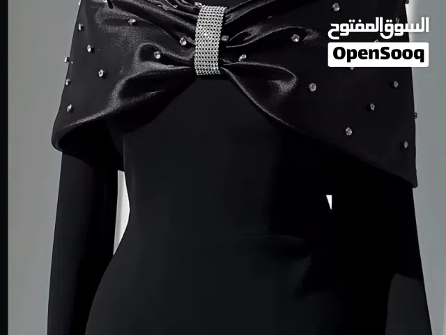 فستان لبسة واحدة فقط لون أسود سايز 44 شاحط طويل وقماش كريب و شاحط ساتان