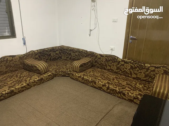 فراش عربي مع طاولة تلفزيون للبيع وقابل للتفاوض