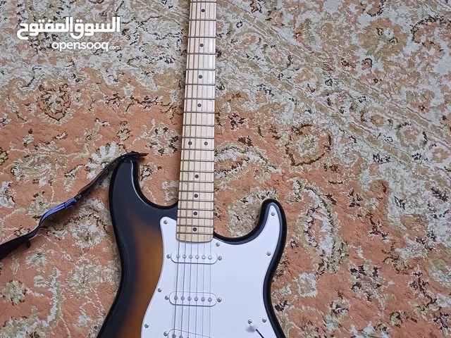 جيتار كهربائي للبيع بتوقيع فرقة الاخوه Electric squier strat for sale