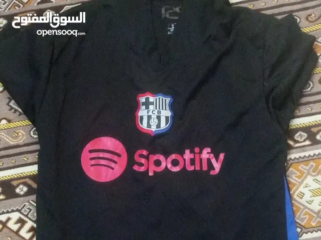 قميص أو تشيرت برشلونة مستعمل لونه اسود وا ازرق اذا صامل ما اقصر معك تيشرت رياضه
