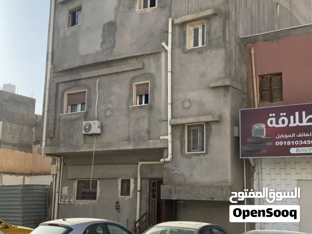 مبنى تجاري سكني للبيع ثلاثة طوابق في طرابلس شارع المدار عالرئيسي