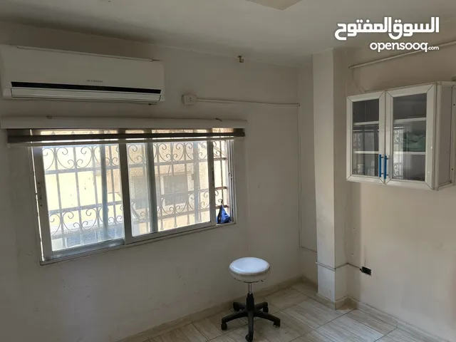 غرفتين فارغتين للإيجار في عيادة اسنان تعمل بشكل جيد.