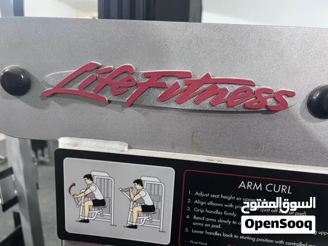 نادي رياضي ماركة life fitness يغطي مساحة كبيرة