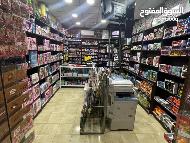 مكتبة وألعاب للبيع