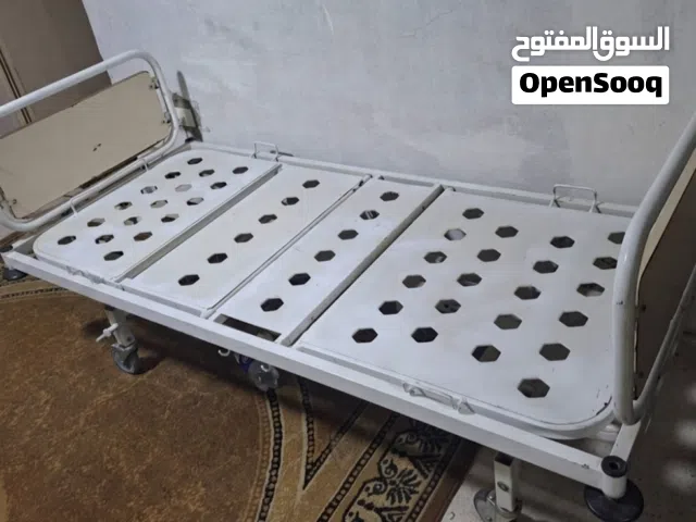 سرير طبي متحرك (بحالة ممتازة جداً ونظيف) ب 3 حركات