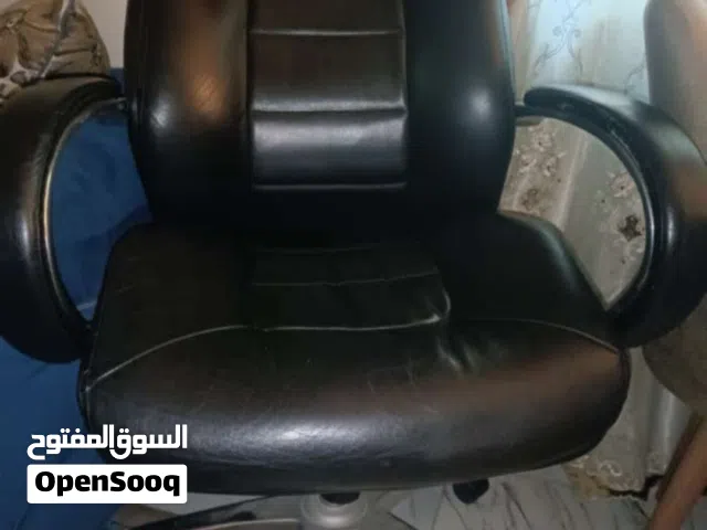 كرسي مكتب جلد بحالة جيدة