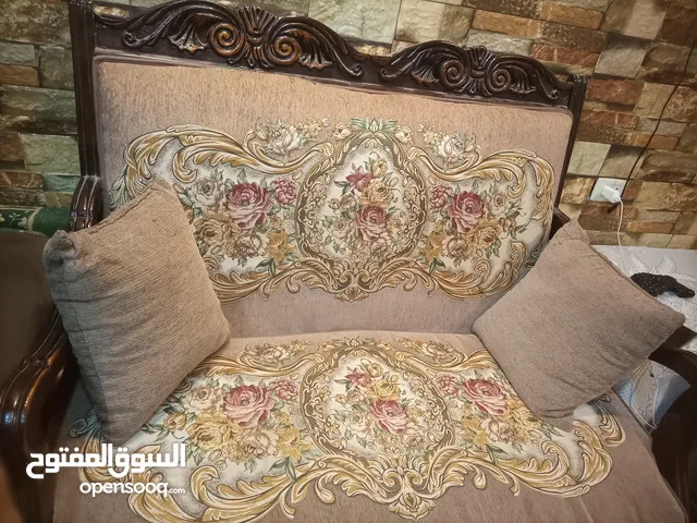 طقم كنب للبيع خشب زان سعر300نهايتهم كتير نظاف ما بدهم اشي