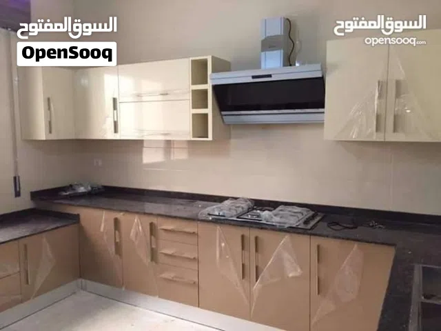 فني مختص فك وتركيب وصيانة جميع انواع المطابخ والديكورات 776655
