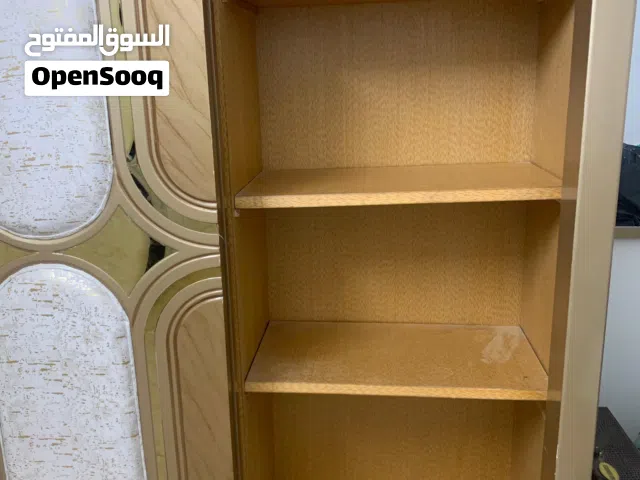 دولاب مستعمل تلات استاند و مساحه تخزين صغيره تحت