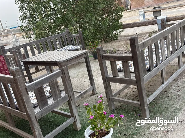 ثلاث كراسي شعبية خشبية وطاولة