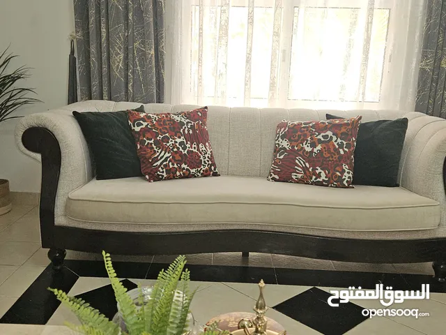 طقم كنب من هوم سنتر بحاله ممتازة للبيع