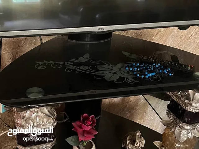طاولات زجاجية مع ميز شاشة للبيع مستعجل مع مجال بسيط