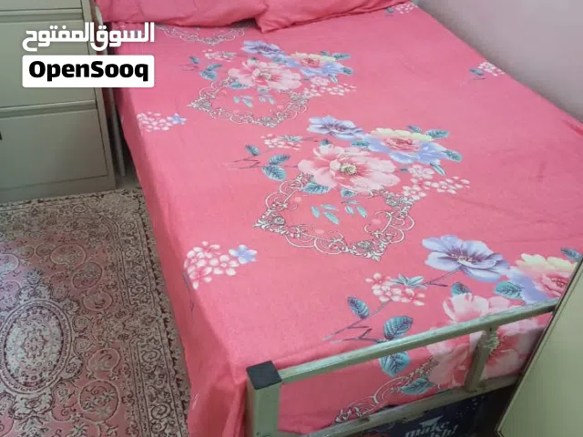 سرير حديد بحالة ممتازة 120x190 CM