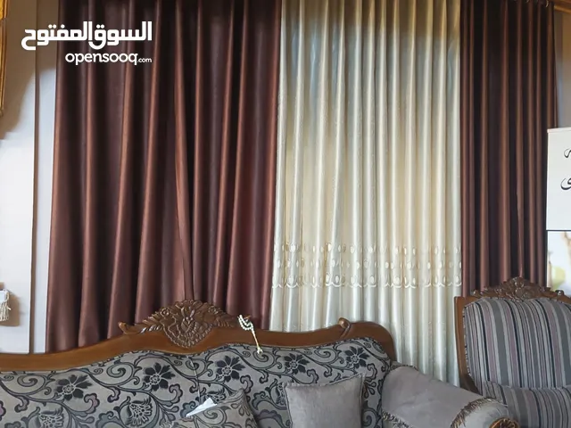 طقمين كنب نظيف جدا وبحالة ممتازة للبيع كل طقم كنب مكون من 7 مقاعد وطاولة وسط وسجادة وبرداية