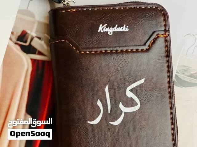 متوفر الطباعة حسب الطلب على المحافظ   نطبع أسم . حرف . رسم . شعار . أو أي شي أخر