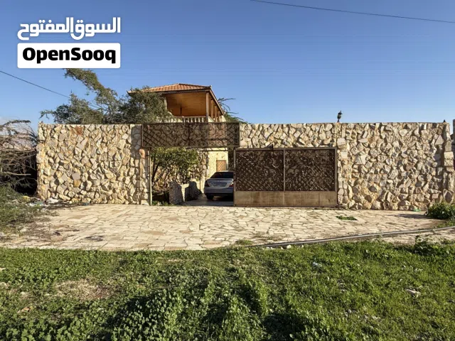 مزرعة مع بناء طابقين للبيع