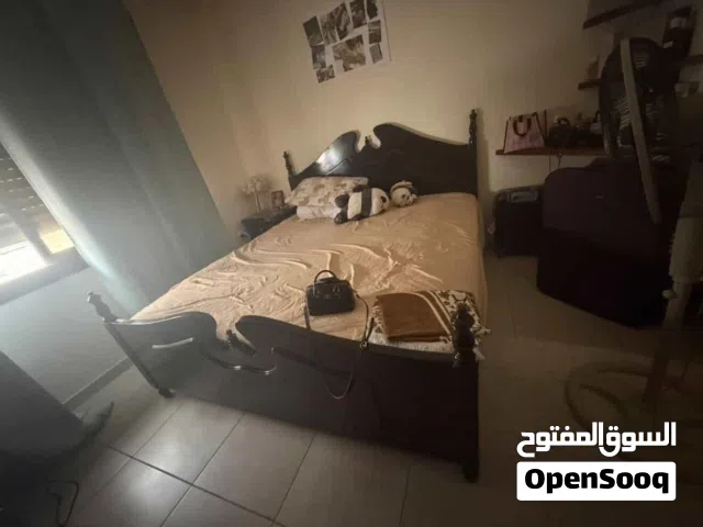 غرفة نوم مع فرشة بدون خزانه
