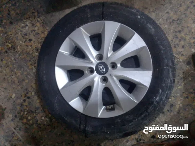 السلام عليكم تاير ورنك سبير نضيف حتة جك ويا حجم 15   /185