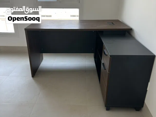 مكتب أنيق على شكل حرف L مع وحدة جانبية للأدراج والتخزين – تصميم خشبي حديث – بحالة ممتازة وبسعر مناسب