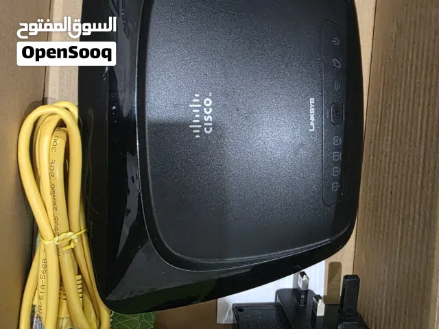 راوتر لاسلكي من ماركة لينكسيس (Linksys)، ويتميز بتصميمه الأسود الانسيابي.يعمل هذا الموديل كجسر للإنت
