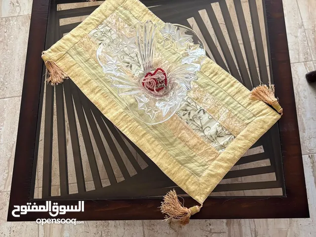 طاولة وسط خشب وزجاج بتصميم هندسي فاخر – بحالة ممتازة – 94×94 سم