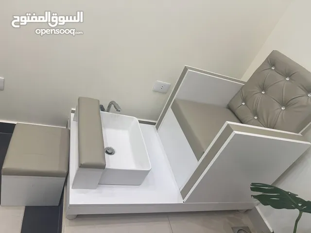 كرسي وطاولة للأظافر