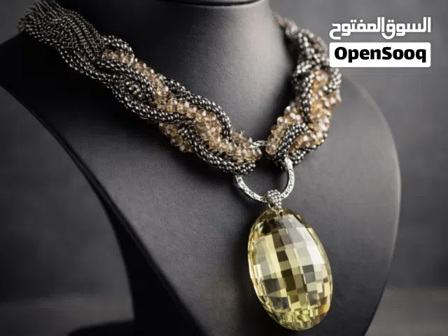 عقد فاخر،بتصميم جريء يجمع بين الاناقه والفخامه، يتوسطه حجر اصفر لامع،يضفي لمسه ملكيه فاخره