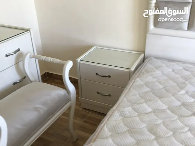 غرفة نوم ماستر في حال الوكالة وبعض اثاث مستخدم بحالة الجديد واجهزة كهربائية
