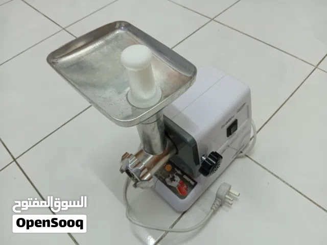 مجموعة أغراض للبيع بسبب السفر