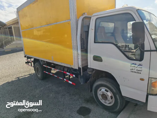 نصف شاحنة مقفلة