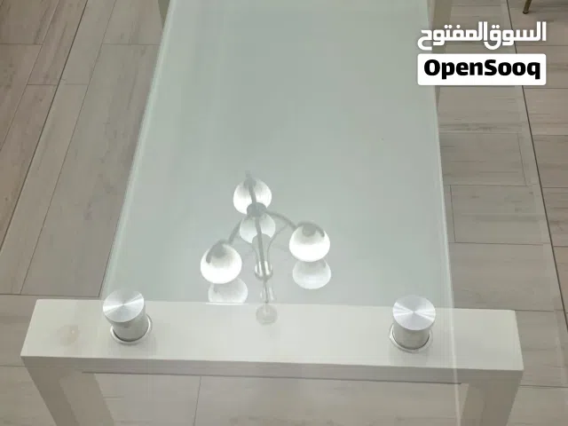 طاولة زجاج للأكل