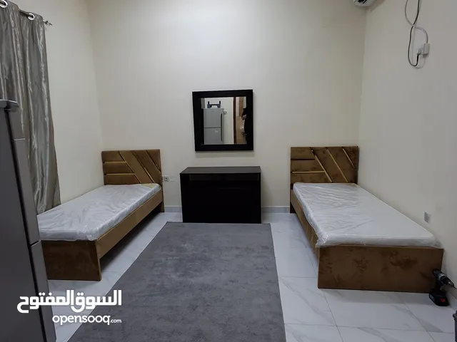 متاح غرف بالروضه 3 غرف ماستر غرف حمام خارجي غرف ثنائيه سراير بنات فقط يفضل بنات او زوج وزوجه