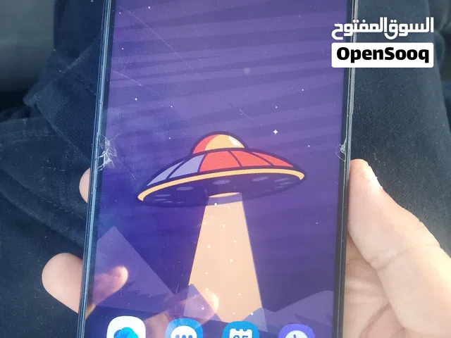 سمسونك A12  فيه عيب وا حد الي هوا شاشة فيه شق بس ول لبقي مشاالله