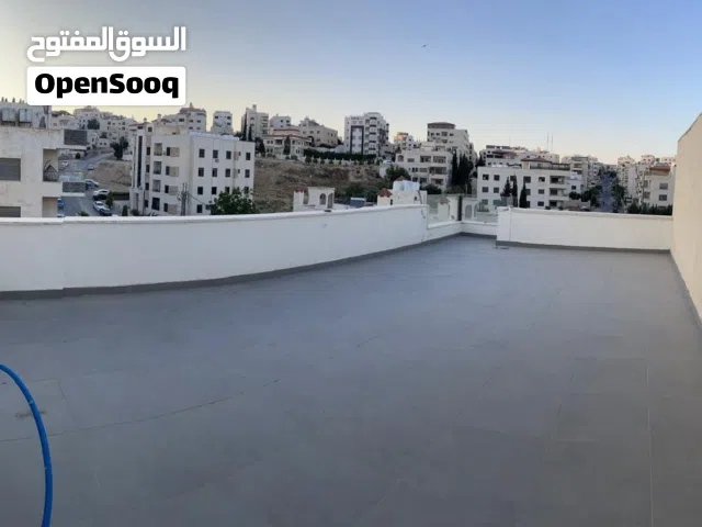 شقة فاخرة طابق 3 مع روف منفصل قرب جامعة البترا خلف مديرية الامن العام للبيع  سعر:86,000