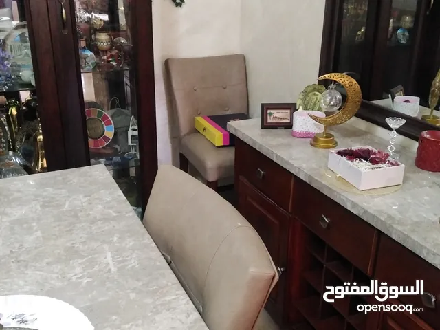 طاولة سفرة ماربل مع 8 مقاعد 250 دينار مع بيرو أو سيرفر خشب وماربل أيضا 150 دينار من هوم سنتر