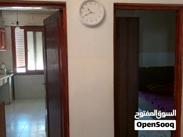 شقة التجار نصف فرش نظيفة جدا جيران تبارك الرحمن يوجد بها مربوعة خارجية بحمامها للضيوف