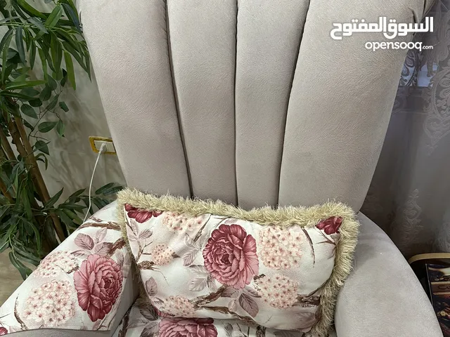 طقم بحاله جيده جدا تفصيل خشب تقيل خشب زان