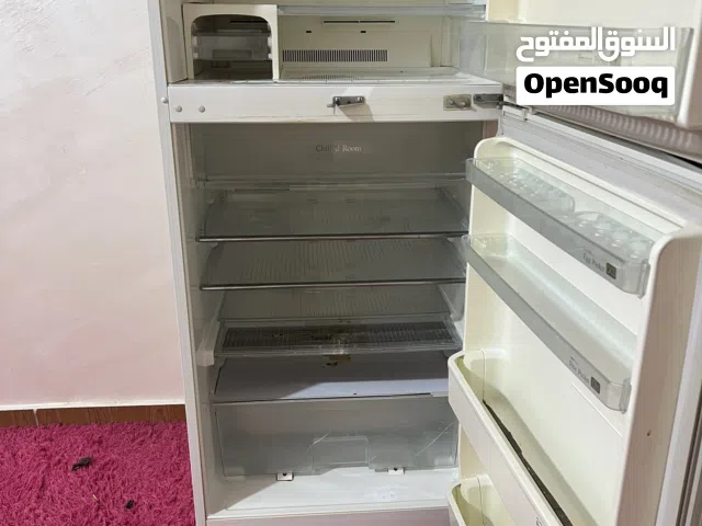 ثلاجة بحالة الوكاله نوع شارب ياباني السعر 250 قابل بشي بسيط