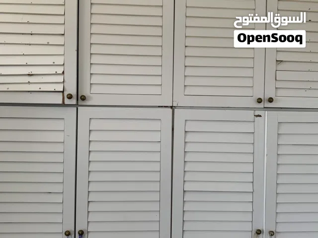 خزانة ملابس كبيرة بيضاء بتصميم عصري يوجد قسم شتوي وقسم صيفي بخشب رائع