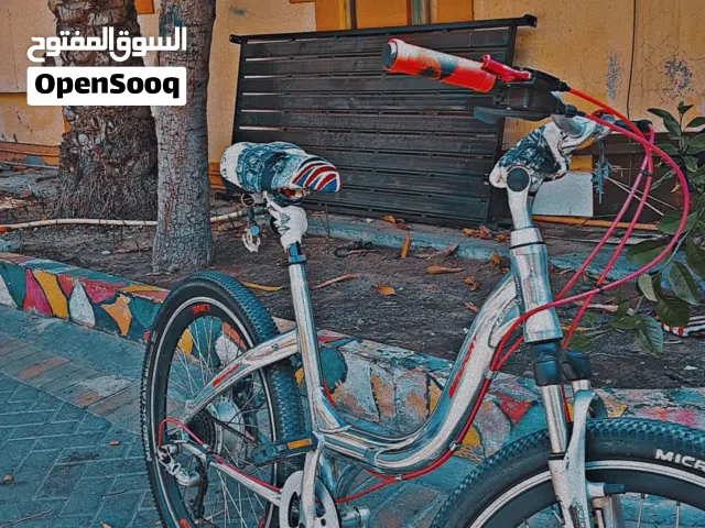 سيكل أمريكي أصلي يجمع بين القوة، الخفة، والمظهر الرياضي الكلاسيكي.