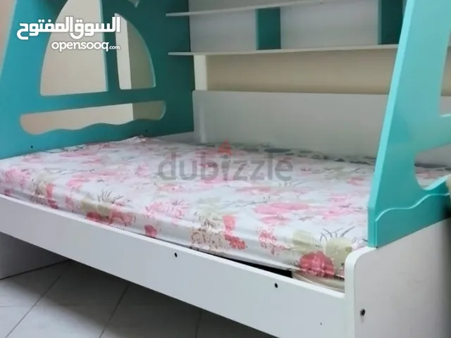 سرير اطفال طابقين للبيع.