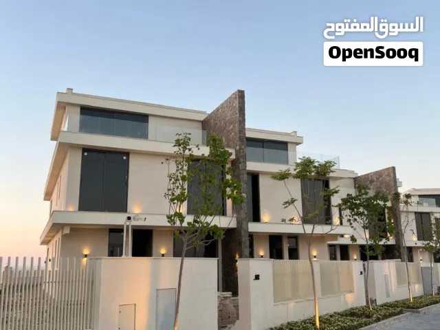 استوديو صف اول علي البحر مباشرة في كمبوند في قلب مارينا 5 علي لسان الوزراء