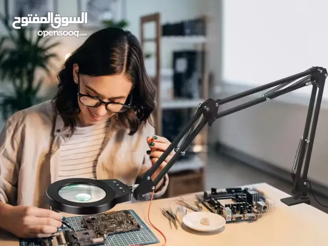 عدسة مكبرة مع ذراع قابل للتعديل كا هو موضح مع ضوء ليد يمكن تعديله
