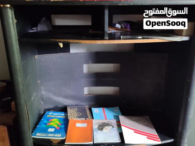 خزانة للتلفزيون لونها اسود بارفف للبيع لعدم الاستخدام
