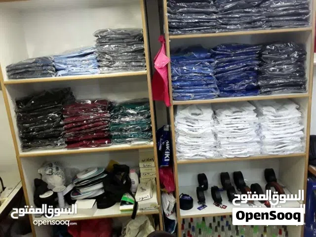 مخيطة بكامل معداتها للبيع